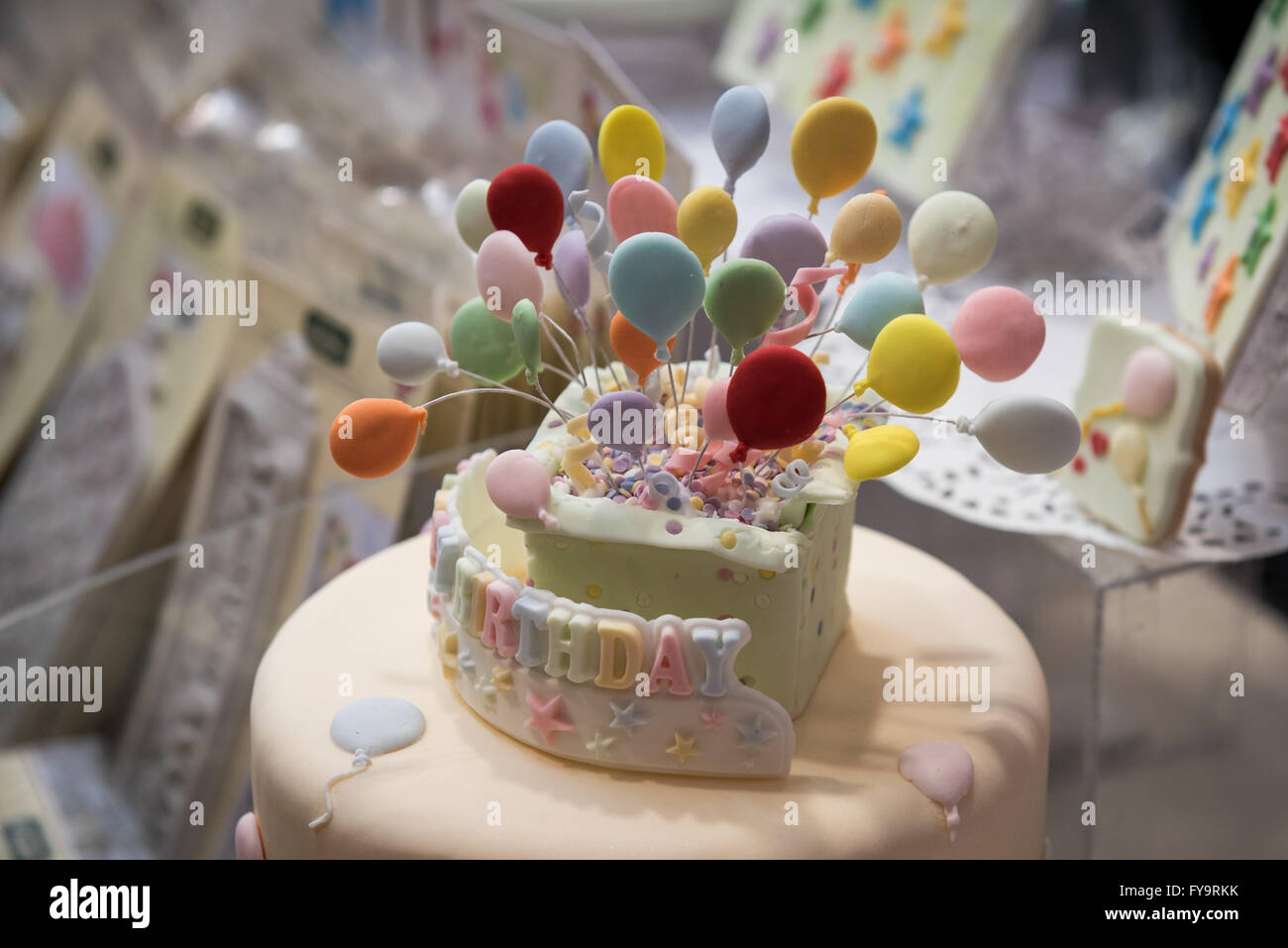 Torta di compleanno decorazione con palloncini a Torta International - La Sugarcraft, torta decorazione e cottura mostra a Londra Foto Stock