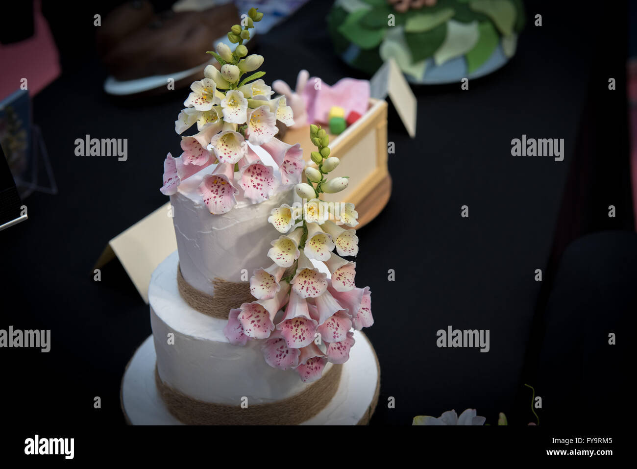 Fiore decorativo foxglove torta a Torta International - La Sugarcraft, torta decorazione e cottura mostra a Londra Foto Stock