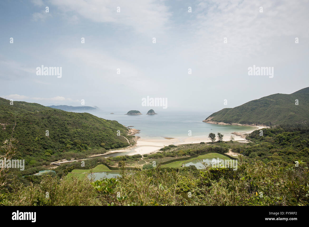 I giovani adulti per escursioni e campeggio in nuovi territori di Hong Kong. Tai Wan lungo, prosciutto Tin Wan, Sai Kung. 2016 Foto Stock