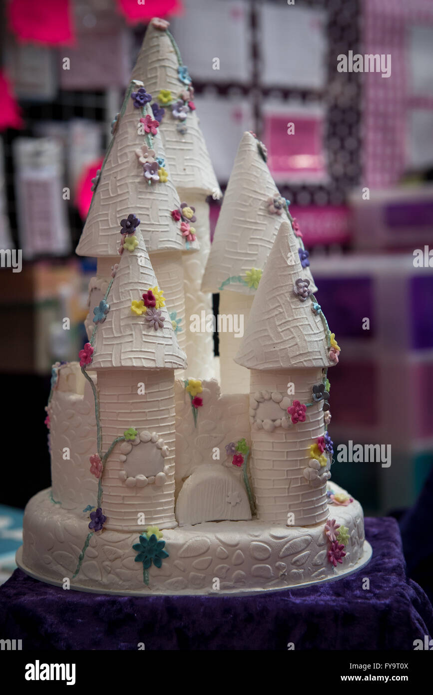 Bianca decorativa castello principessa torta di compleanno a Torta International - La Sugarcraft, torta decorazione e cottura mostra a Londra Foto Stock