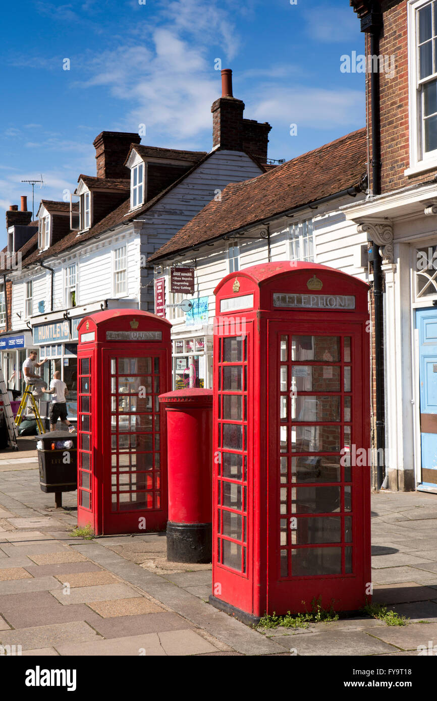 Regno Unito, Kent, Tenterden, Ashford Road, K6 caselle telefono al di fuori di negozi locali Foto Stock