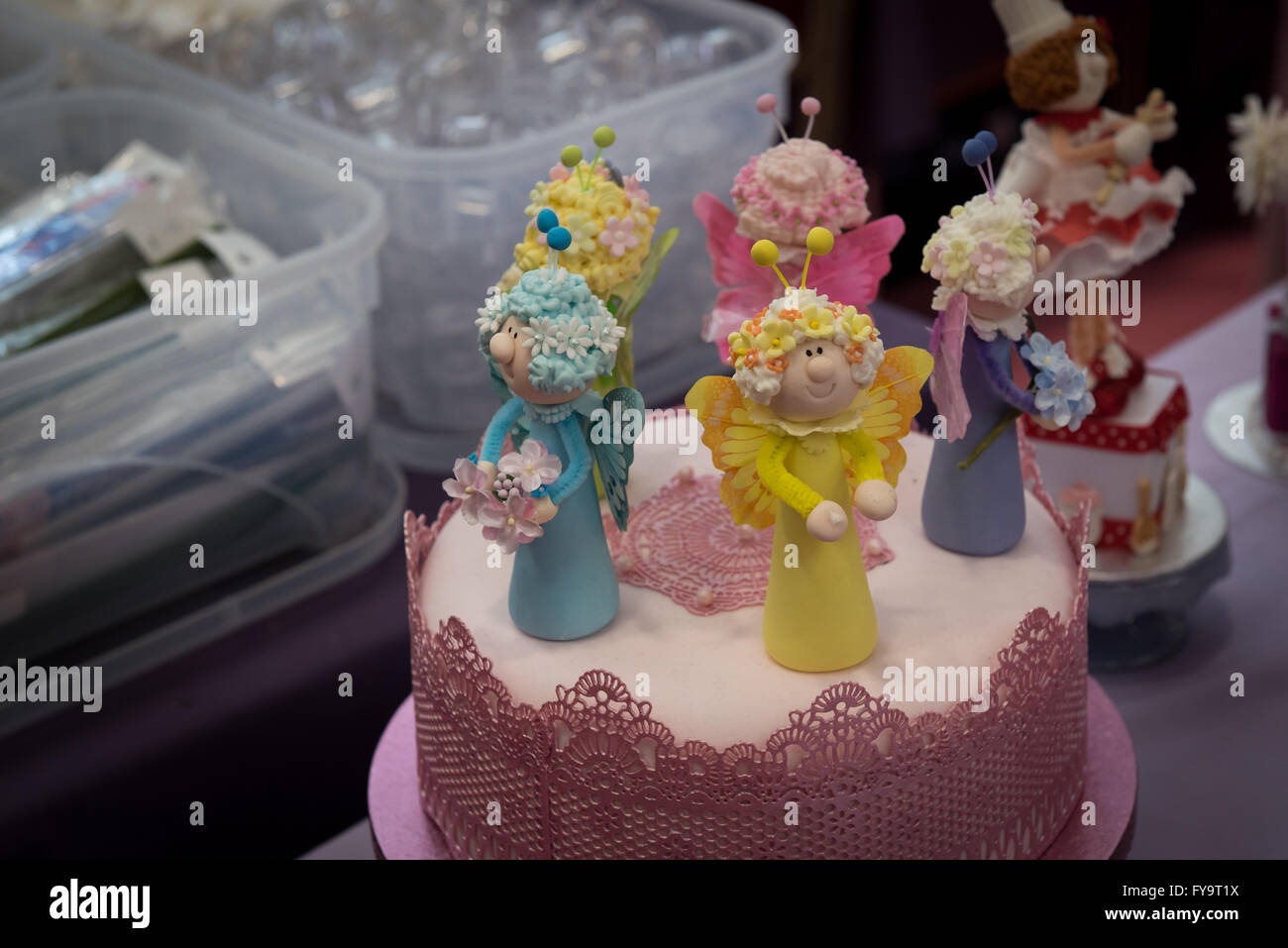 Commestibile angeli colorati ali decorazione torta a Torta International - La Sugarcraft, torta decorazione e cottura mostra a Londra Foto Stock