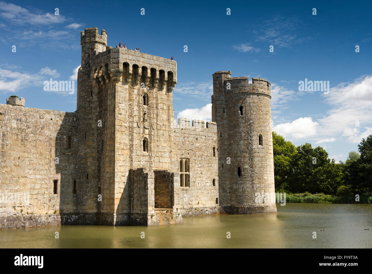 Regno Unito, East Sussex, Castello Bodiam, Postierla e sud est di torri e fossato Foto Stock