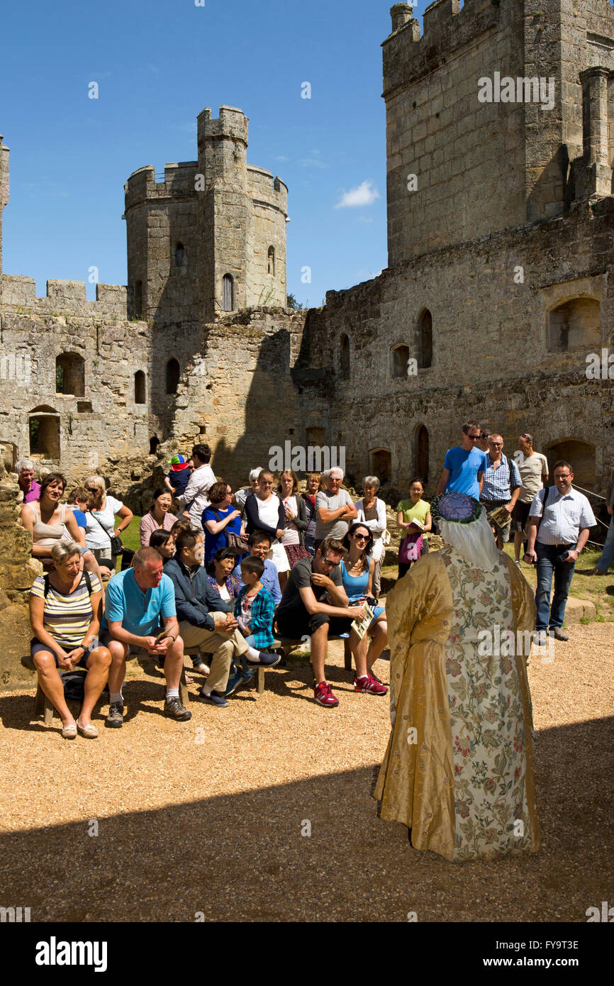 Regno Unito, East Sussex, Castello Bodiam, i visitatori in ascolto per parlare di vita medievale Foto Stock