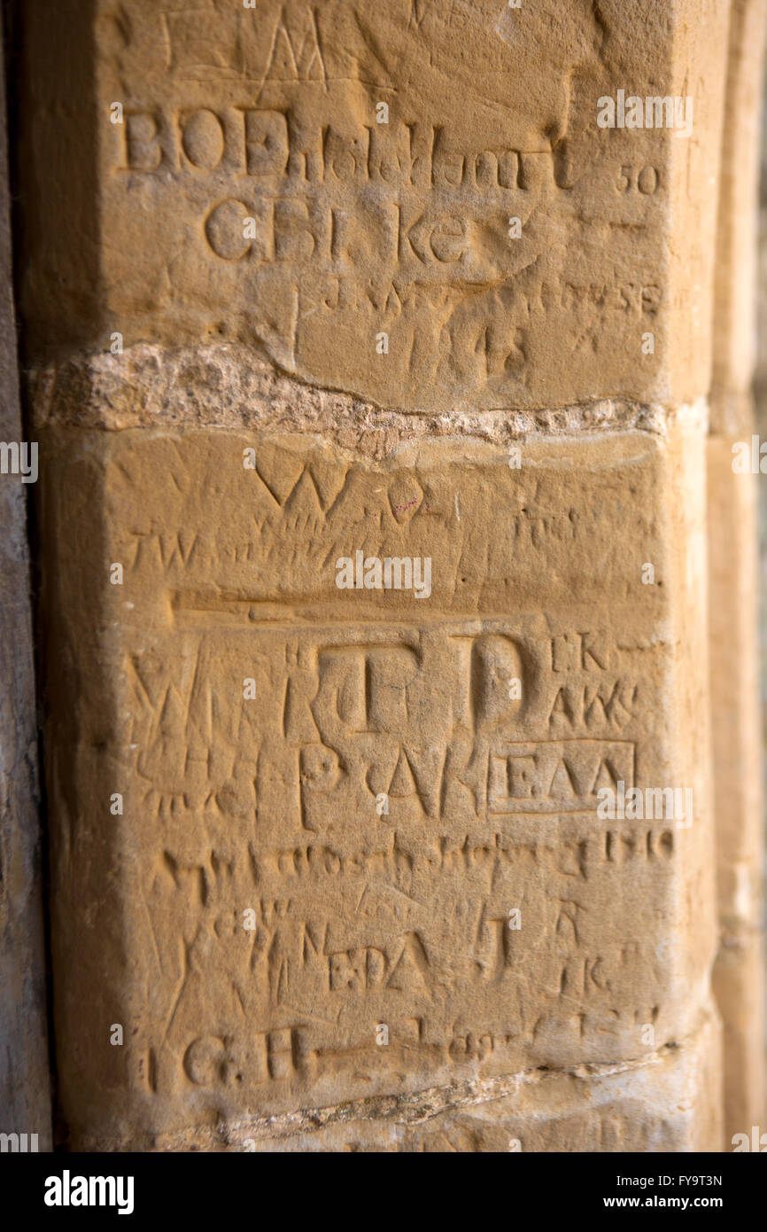 Regno Unito, East Sussex, Castello Bodiam, storico graffiti incisi nella pietra della postierla Torre stipite della porta Foto Stock