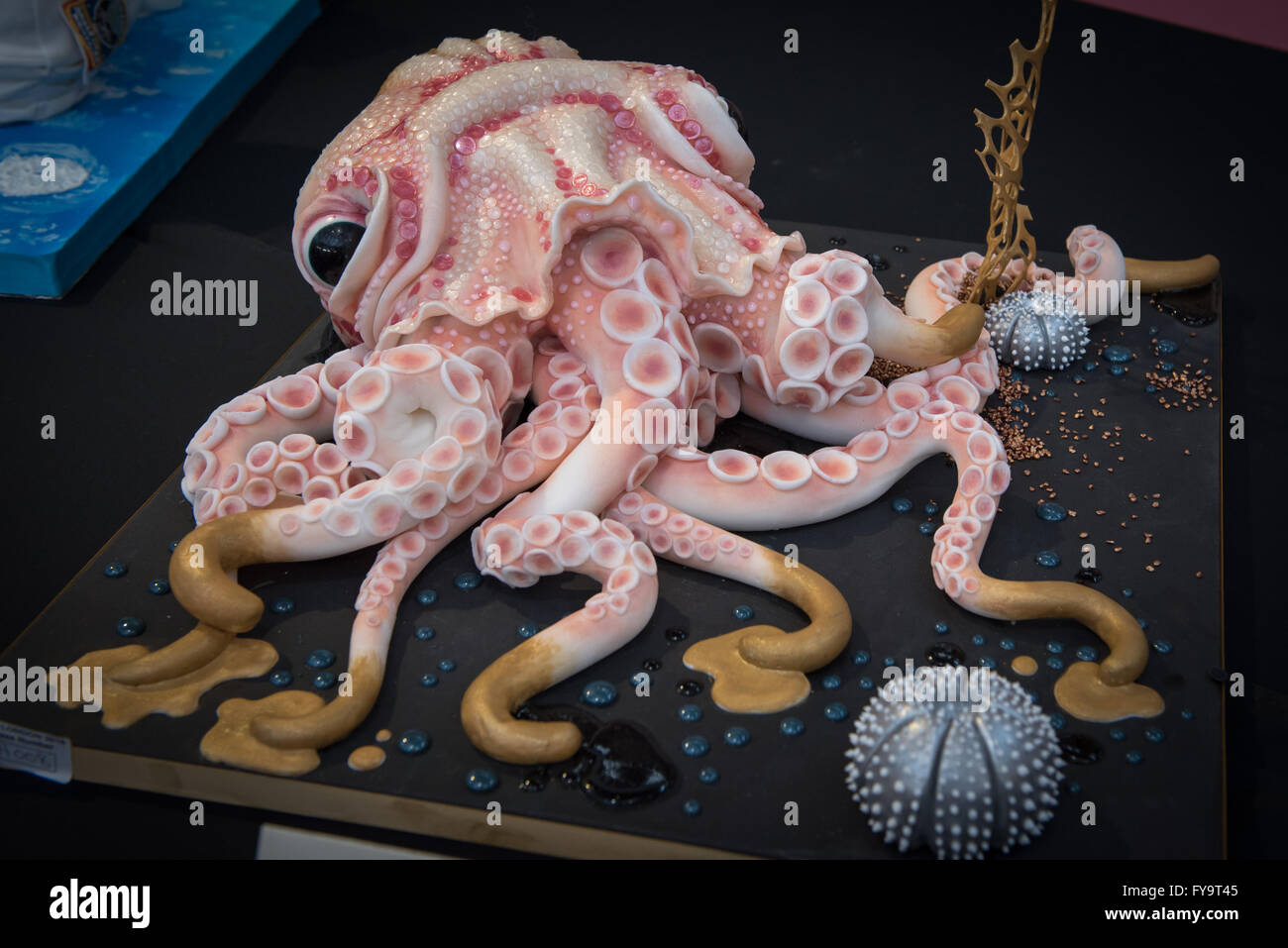 Il polpo calamari commestibili di decorazione torta a Torta International - La Sugarcraft, torta decorazione e cottura mostra a Londra. Foto Stock