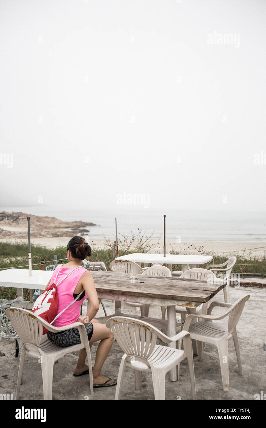 I giovani adulti per escursioni e campeggio in nuovi territori di Hong Kong. Tai Wan lungo, prosciutto Tin Wan, Sai Kung. 2016 Foto Stock