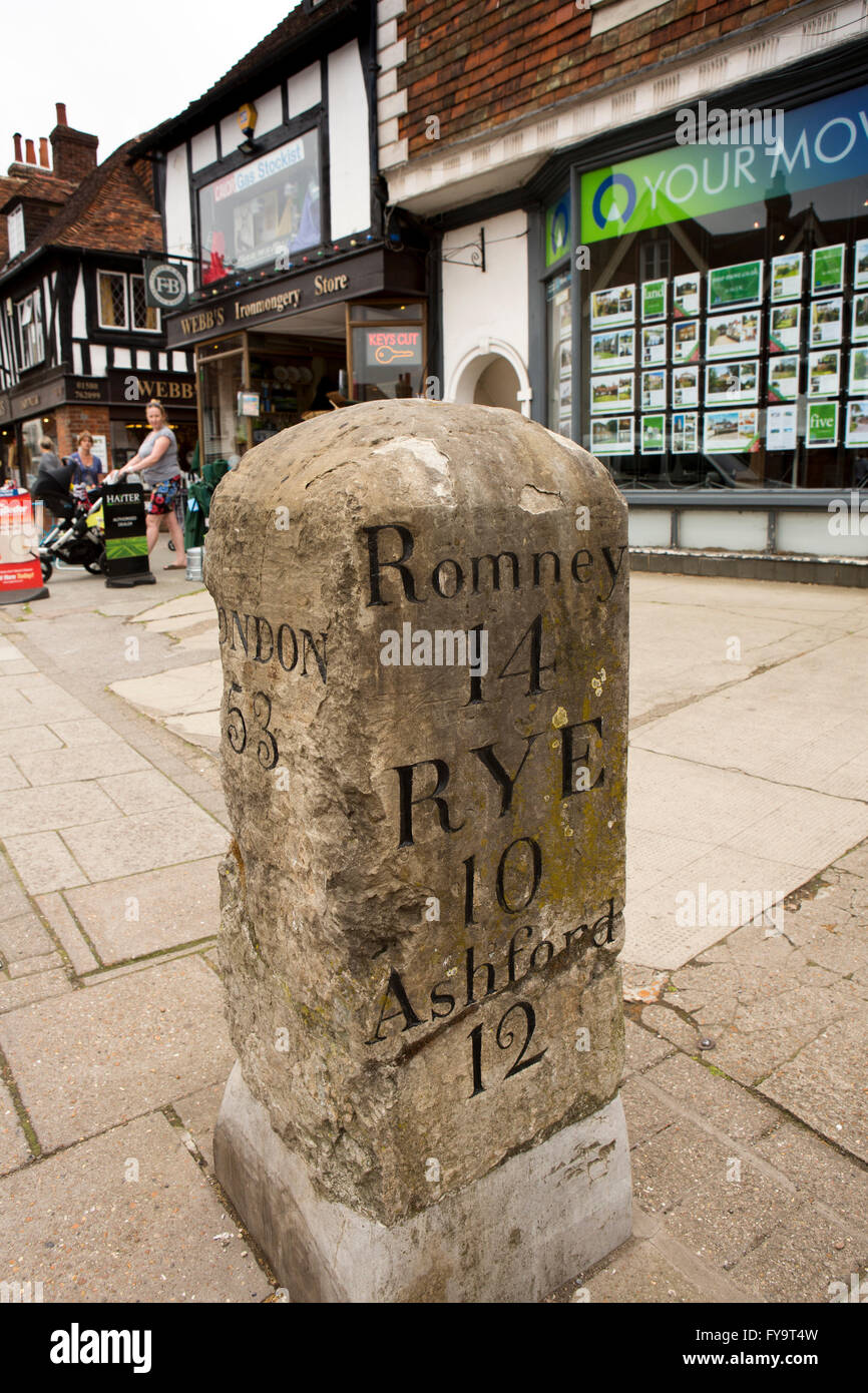 Regno Unito, Kent, Tenterden, High Street, Milestone, fuori i ciottoli che mostra la distanza di Romney, Ashford e segala Foto Stock