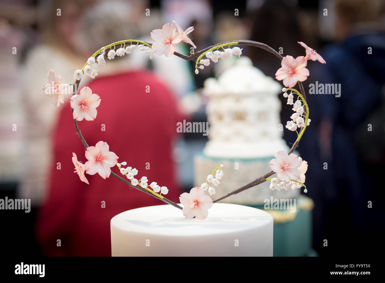 Fiori commestibili decorazioni per matrimoni forma di cuore a Torta International - La Sugarcraft, torta decorazione e cottura mostra a Londra. Foto Stock
