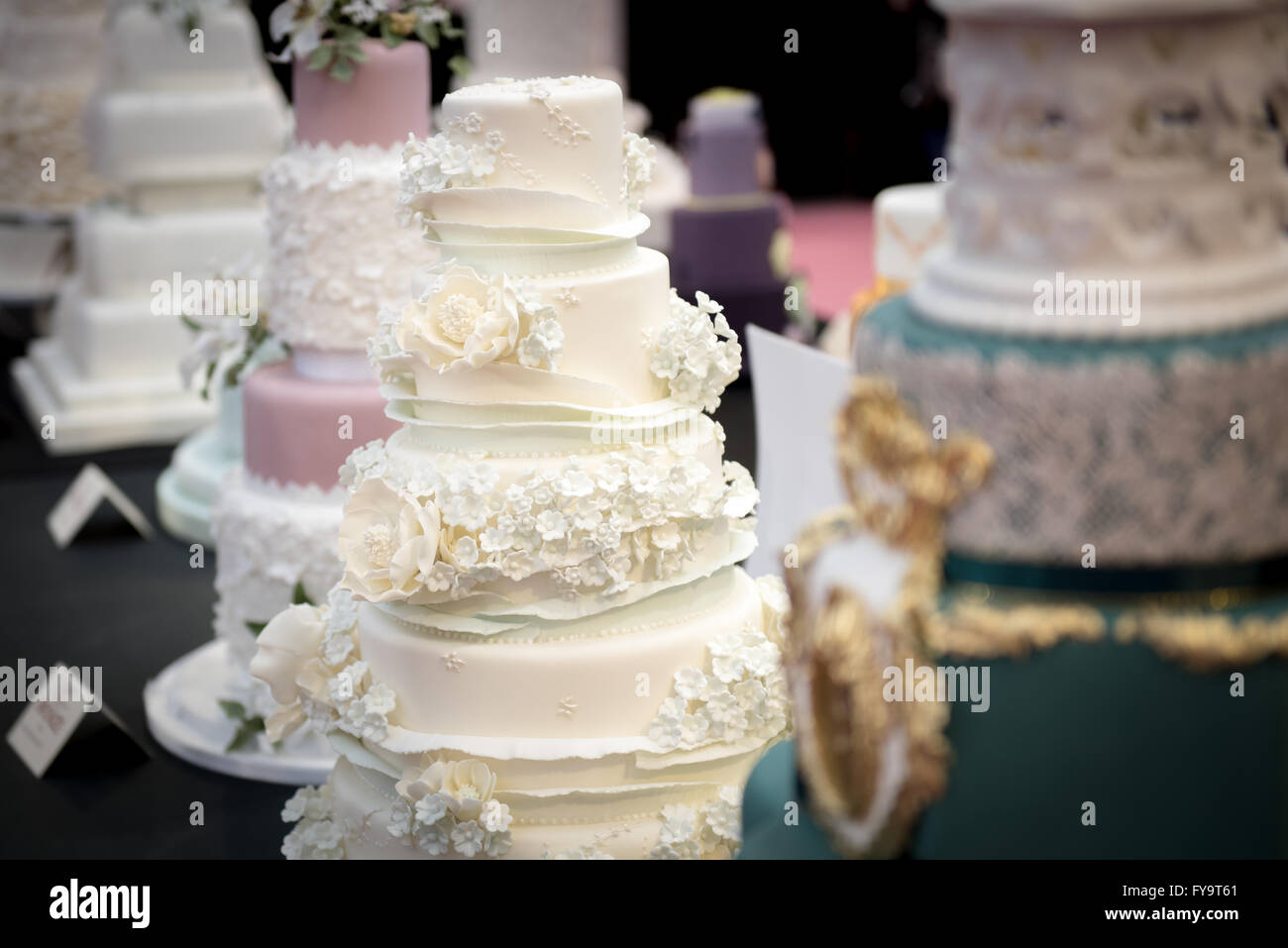 Decorazione torte nuziali con fiori commestibili a Torta International - La Sugarcraft, torta decorazione e cottura mostra a Londra. Foto Stock