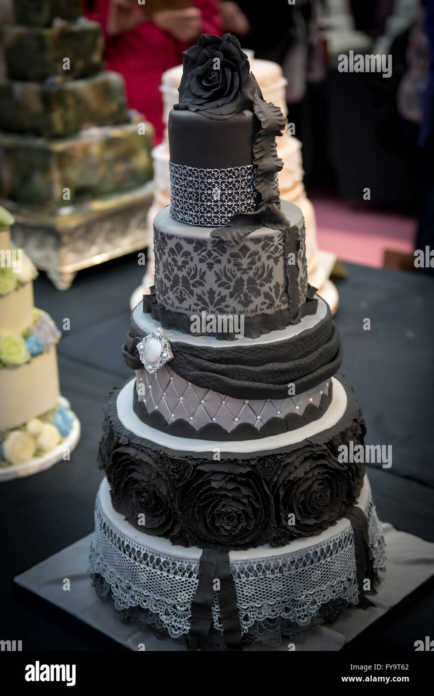 Nero decorativo e grigio goth torta di nozze a Torta International - La Sugarcraft, torta decorazione e cottura mostra a Londra. Foto Stock
