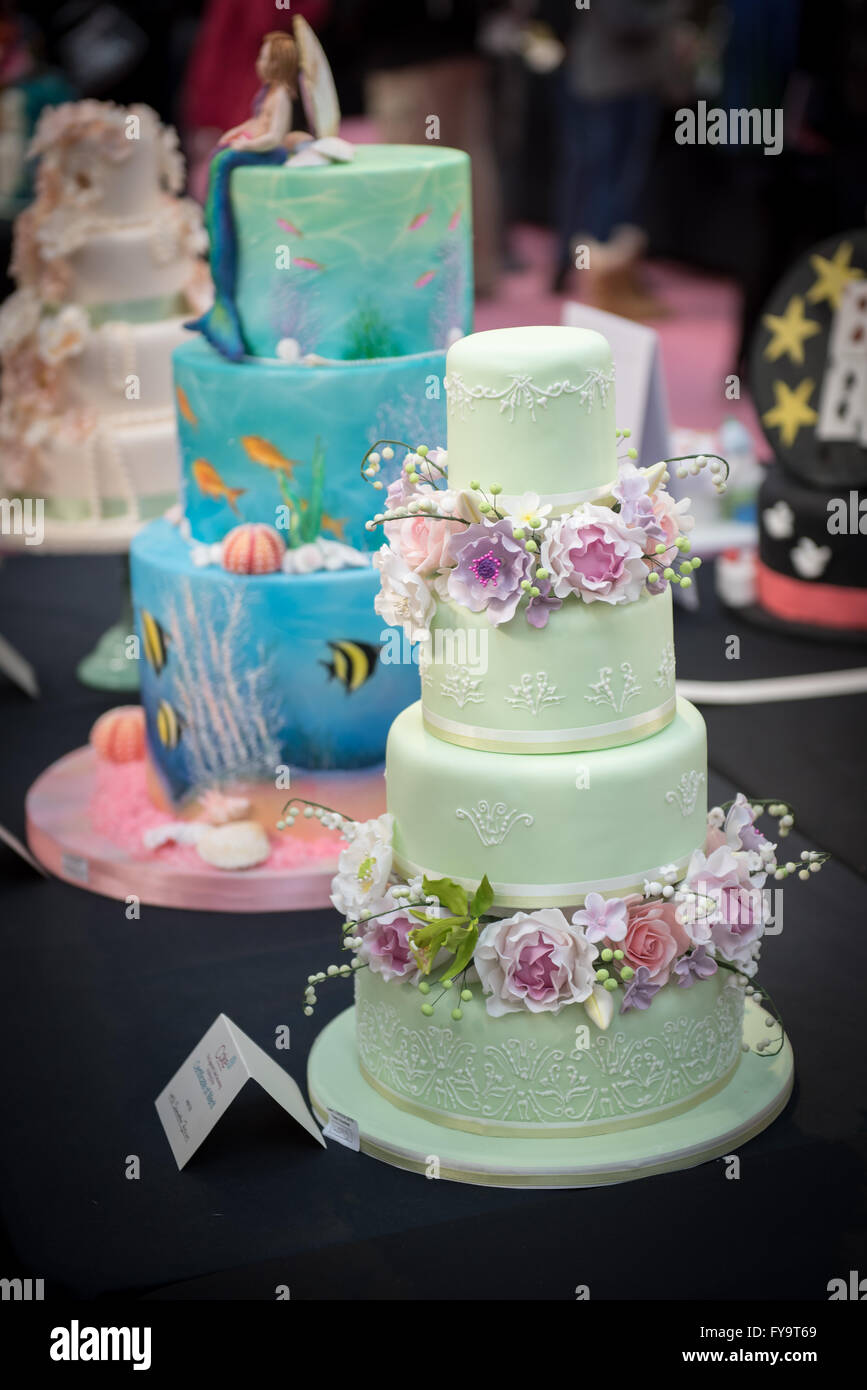 Decorazione torte a strati con fiori commestibili a Torta International - La Sugarcraft, torta decorazione e cottura mostra a Londra Foto Stock