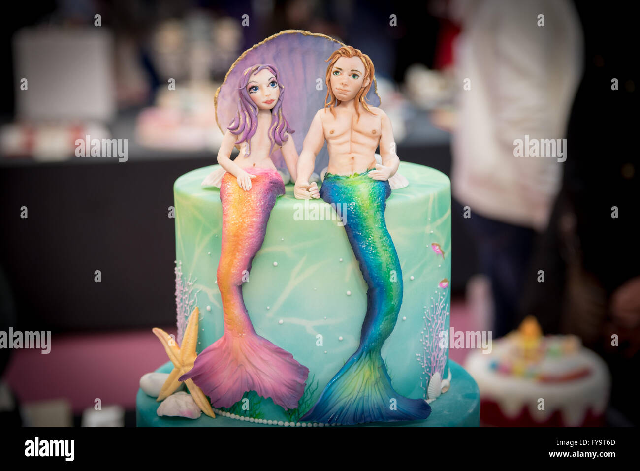 Mermaid l uomo e la donna giovane in amore decorazioni commestibili a Torta International - La Sugarcraft, torta decorazione e cottura mostra Londra Foto Stock