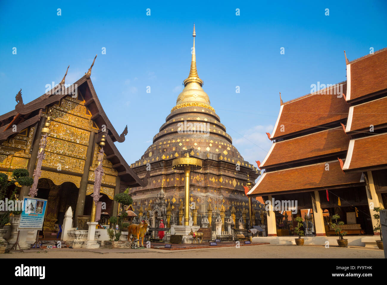 Wat Phra That Lampang Luang con cielo blu, provincia di Lampang, Thailandia Foto Stock