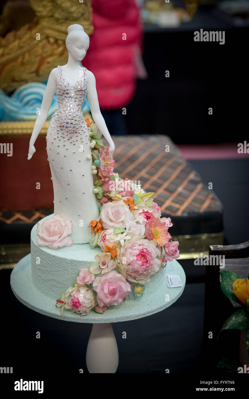 La donna commestibile in diamante abito tempestato di fiori a Torta International - La Sugarcraft, torta decorazione e cottura mostra, Londra. Foto Stock
