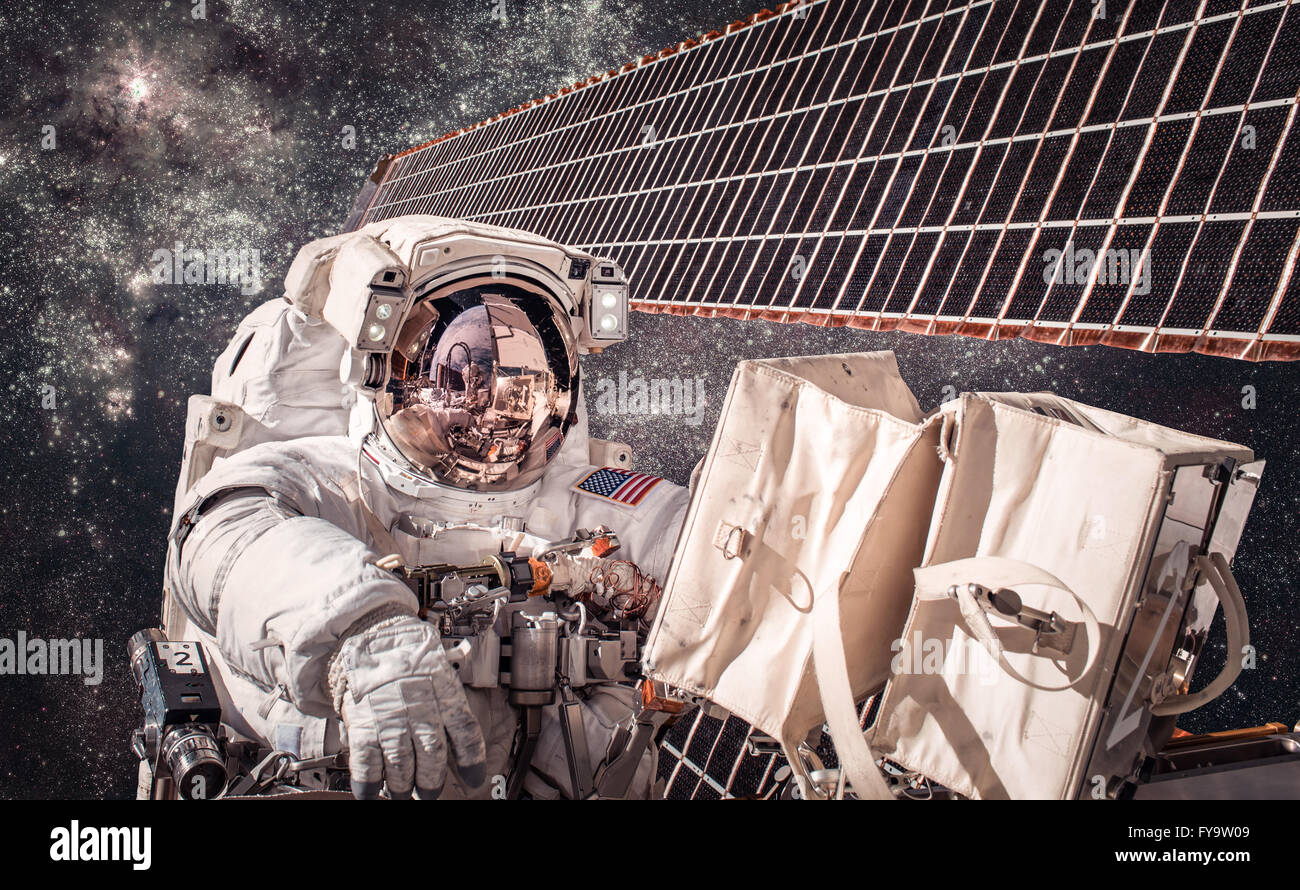 La stazione spaziale internazionale e astronauta nello spazio esterno oltre il pianeta Terra. Gli elementi di questa immagine fornita dalla NASA. Foto Stock