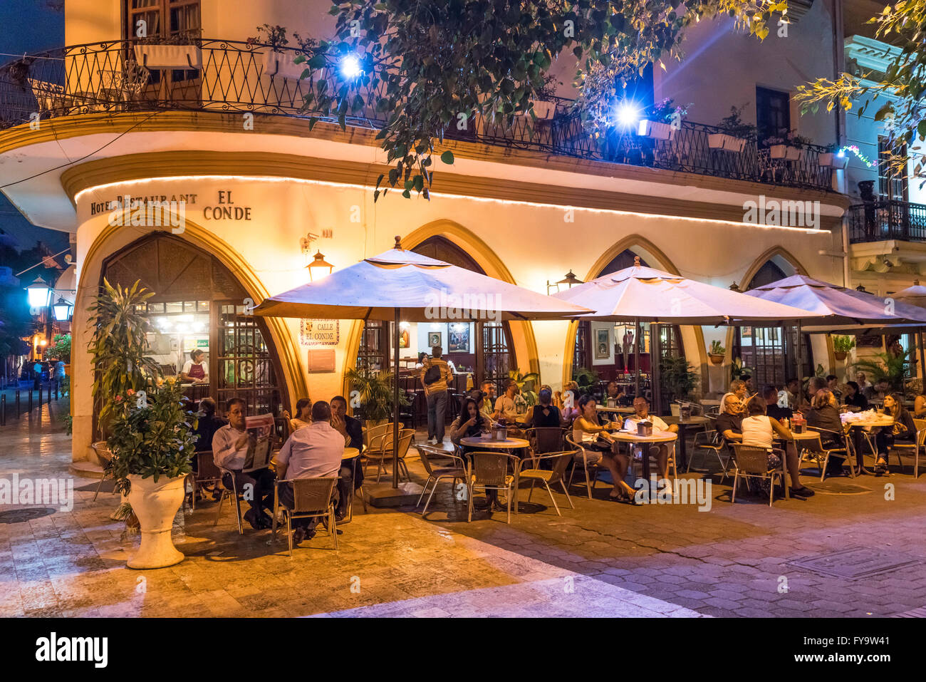 Street cafe e ristorante El Conde di notte, Zona Colonial, capitale Santo Domingo, Repubblica Dominicana, Caraibi, America, Foto Stock