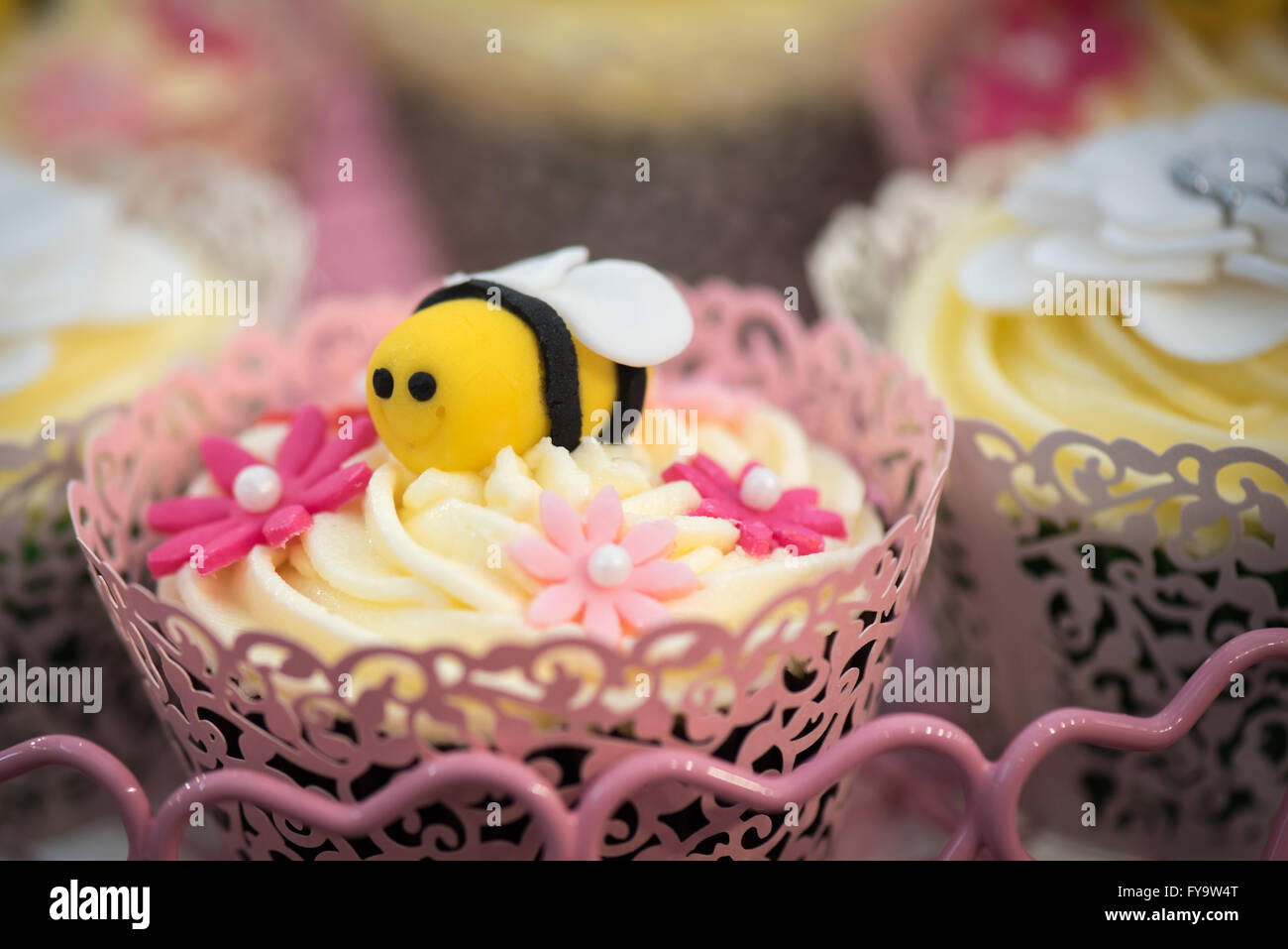 Il miele delle api e fiori tortine alla torta International - La Sugarcraft, torta decorazione e cottura mostra a Londra Foto Stock