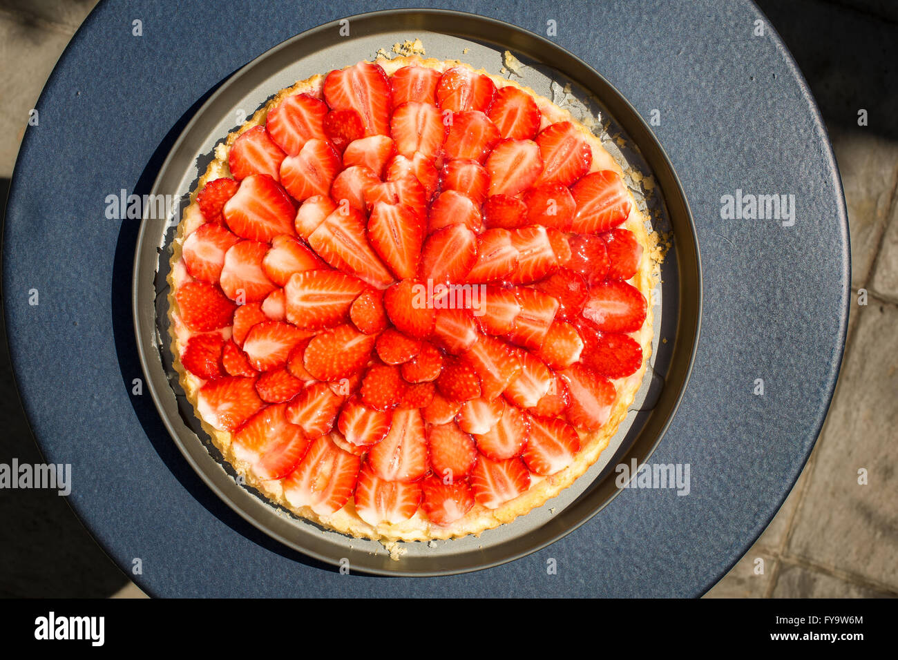 Freschi e fragranti fragola Torta di biscotti e rabboccato con gelatina Foto Stock