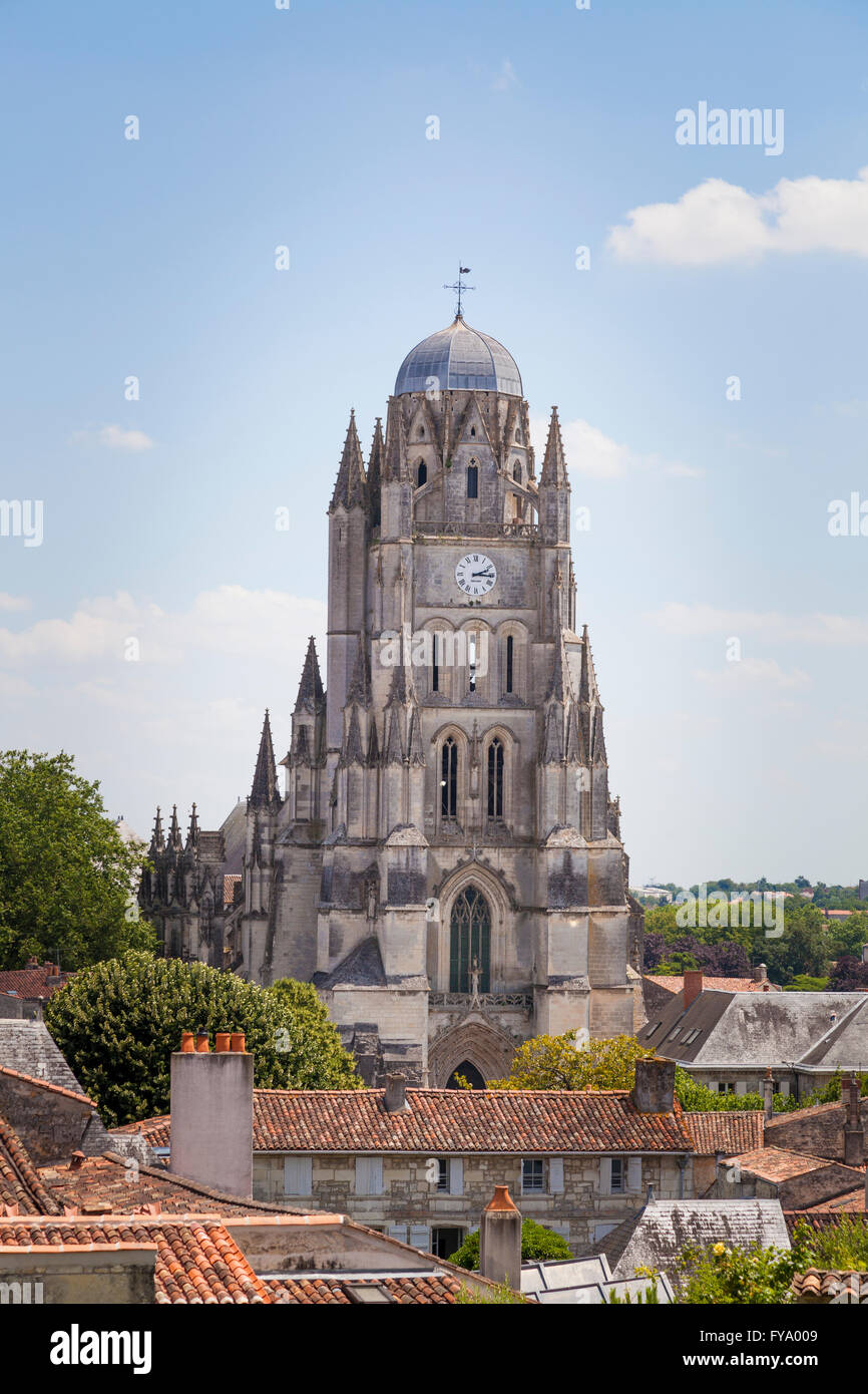 La Cathédrale Saint Pierre, visto sopra i tetti, Saintes, Poitou-Charentes, Francia Foto Stock