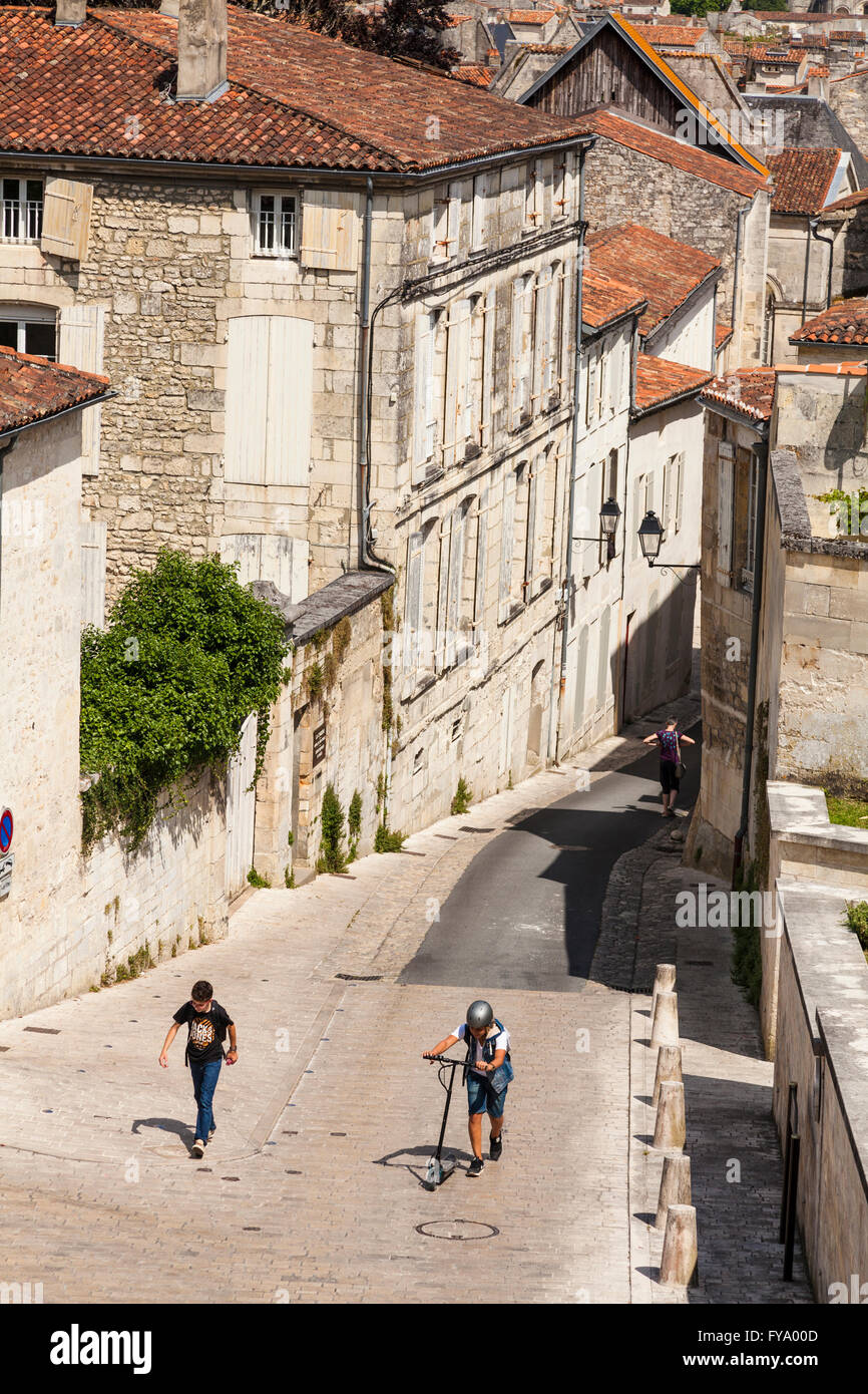 Due ragazzi a piedi fino alla ripida collina di Rue des Giacobini, Saintes, Poitou-Charentes, Francia Foto Stock
