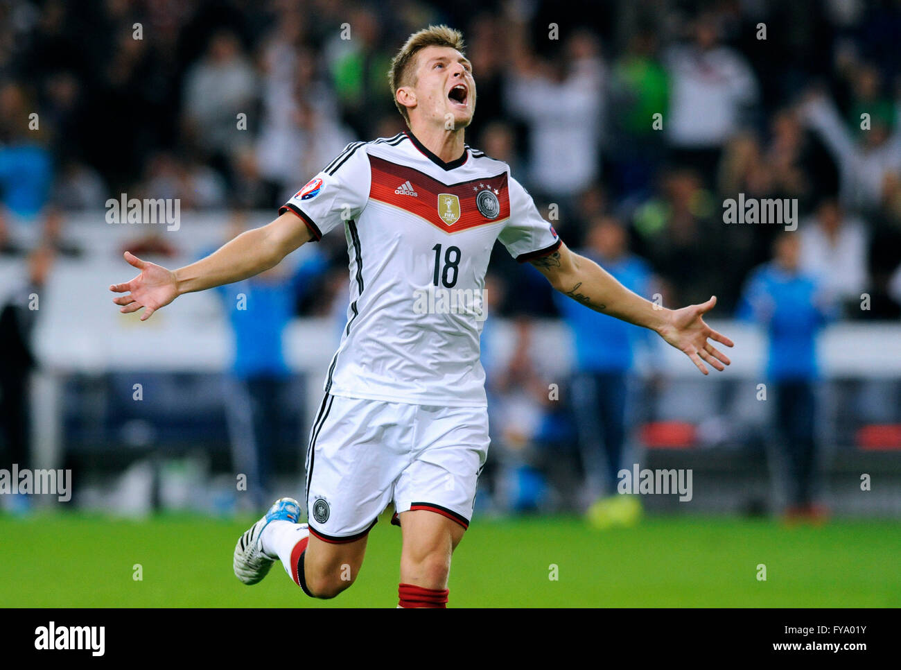 Toni Kroos, GER, obiettivo celebrazione, gioco di qualificazione per la FINALE di UEFA Euro 2016, Germania 1 - Irlanda 1, Veltins-Arena, Gelsenkirchen Foto Stock