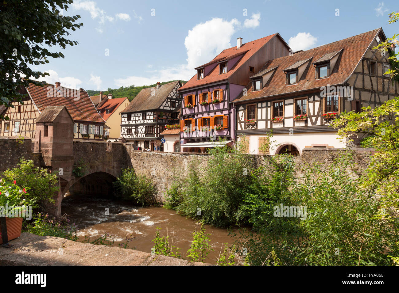 Semi-case con travi di legno sul fiume Weiss, Kaysersberg, Alsazia, Francia Foto Stock