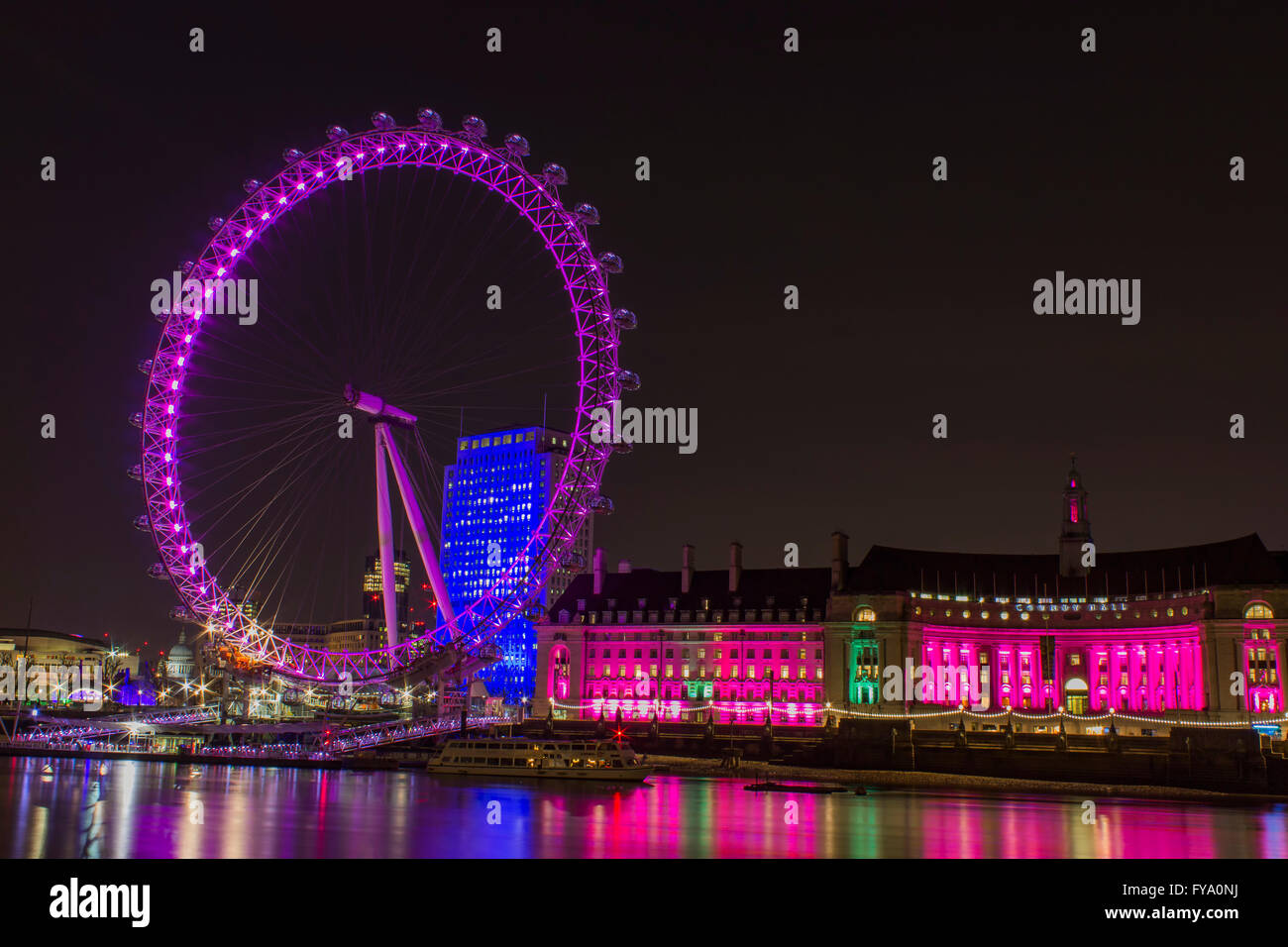 Londra, Inghilterra - Aprile 8, 2016: Westminster London Eye della edifici e illuminato con luci rosa del 8 aprile 2016. Foto Stock