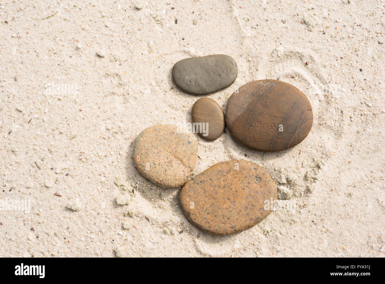 Cinque pietre zen con spazio copia giacente sulla spiaggia Foto Stock