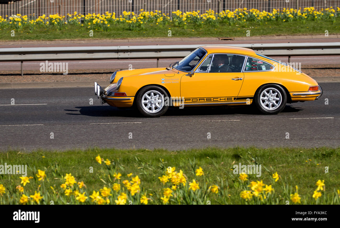 Una Porsche 912 auto sportiva dal "Porsche Club" che viaggia lungo il Kingsway a doppia carreggiata a Dundee, Regno Unito Foto Stock