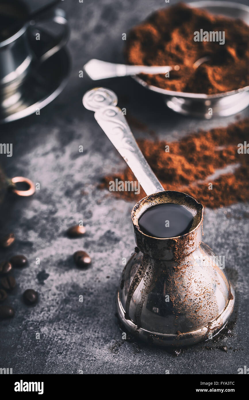 Il caffè. Il caffè turco. Armeno caffè turco. Cezve e tazza di caffè. Tradizionale che serve caffè. Foto Stock