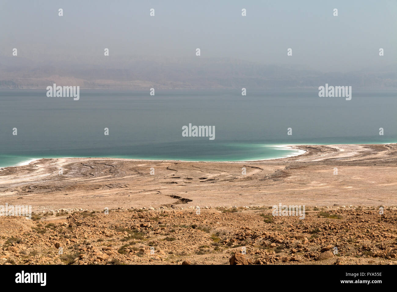 Mar Morto con depressioni visto dal lato Israeliano Foto Stock