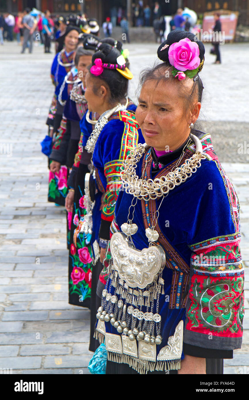 Tradizionalmente condita Dong donne in Xijiang village Foto Stock