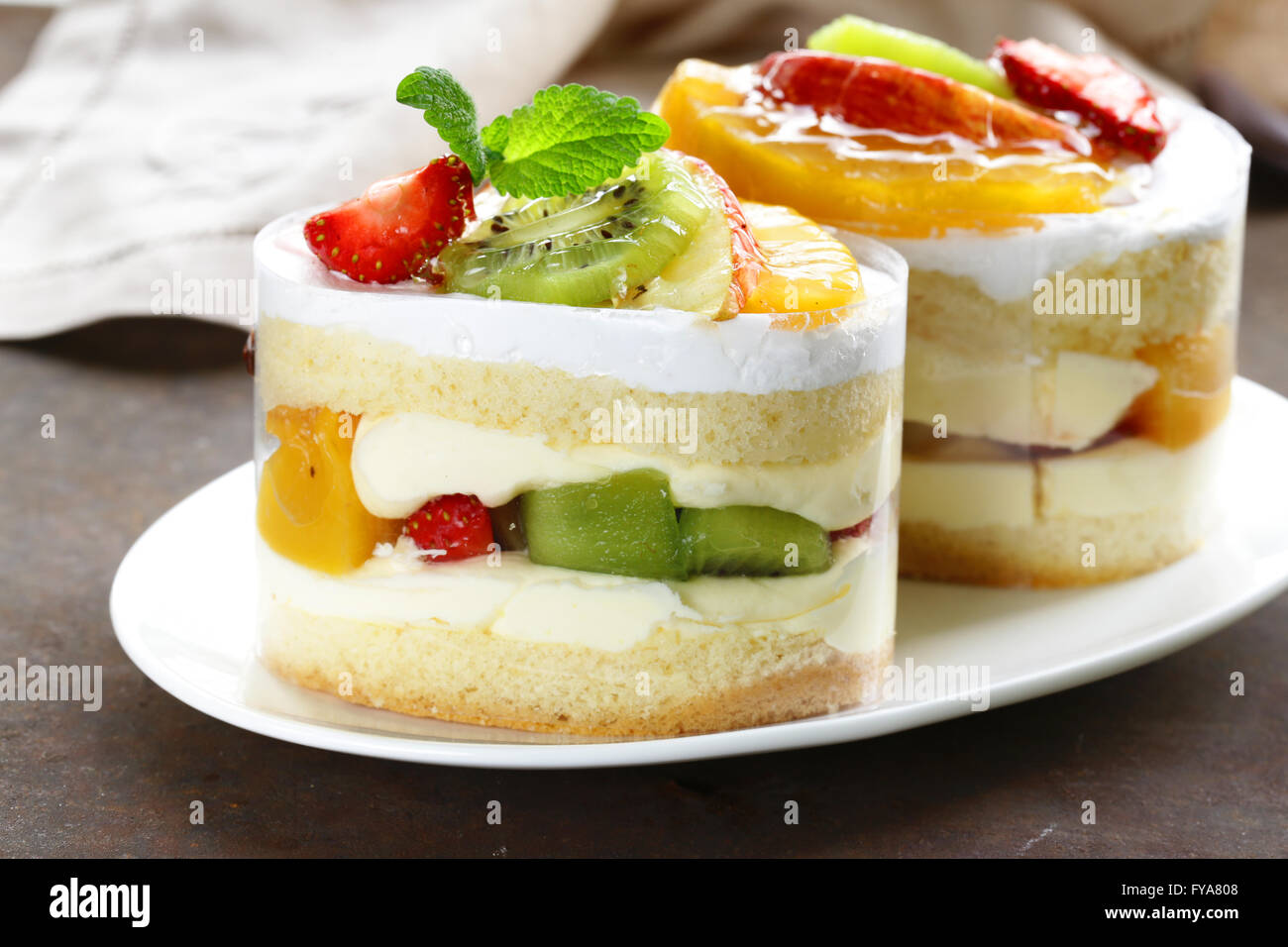 Una sana estate dessert con frutta fresca, biscotti e yogurt Foto stock -  Alamy