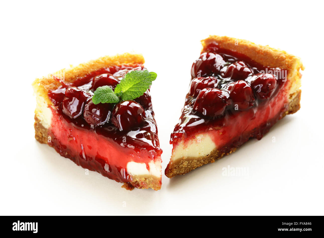 Pezzo di cherry cheesecake e foglie di menta fresca Foto Stock