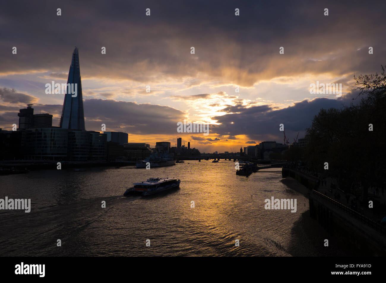 Tramonto sul Fiume Tamigi a Londra in primavera Foto Stock