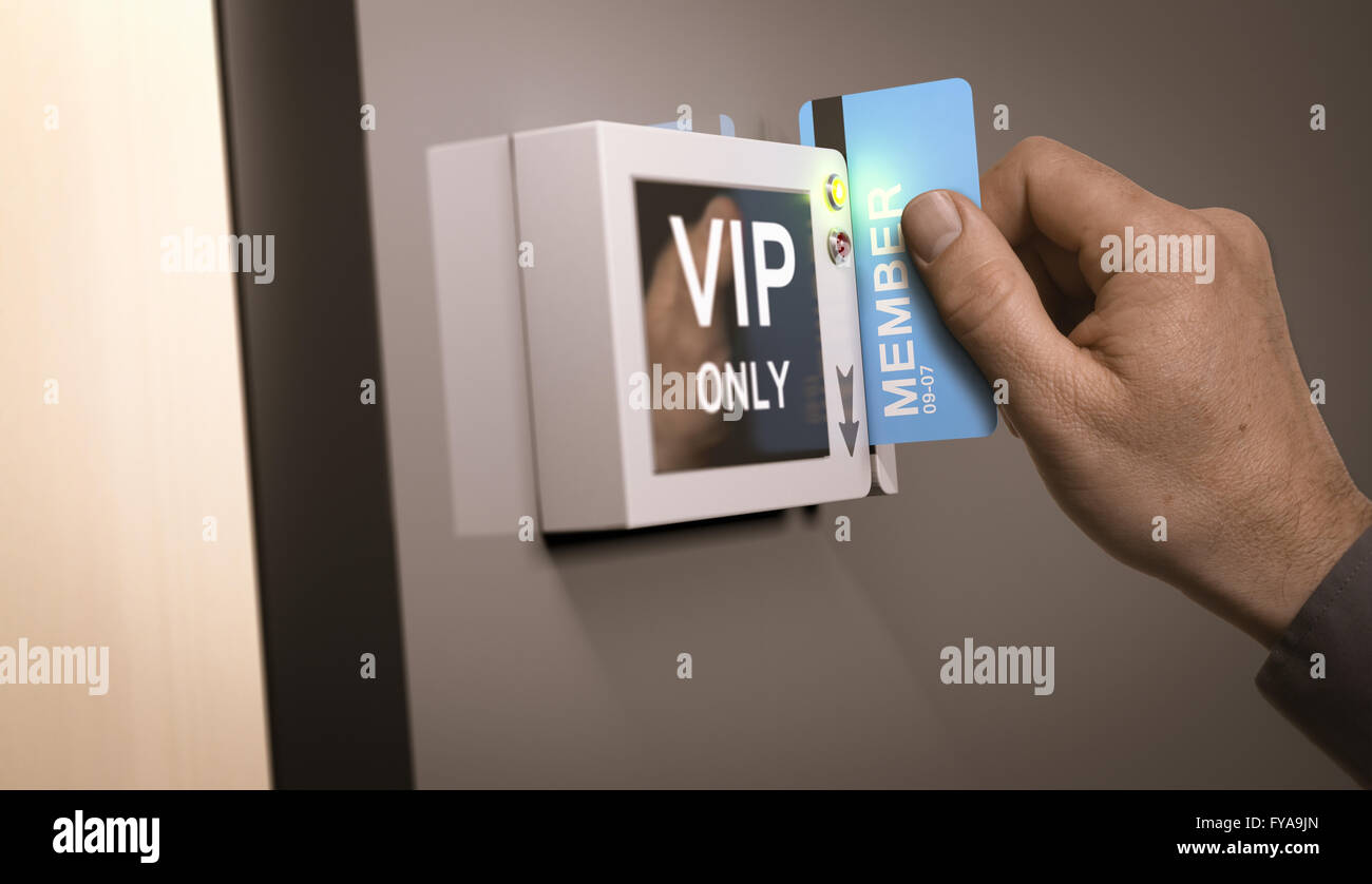 Mano con pass blu card sblocco accesso a una sala VIP. Concetto di immagine per immagine di clienti esclusivi privilegi. Foto Stock