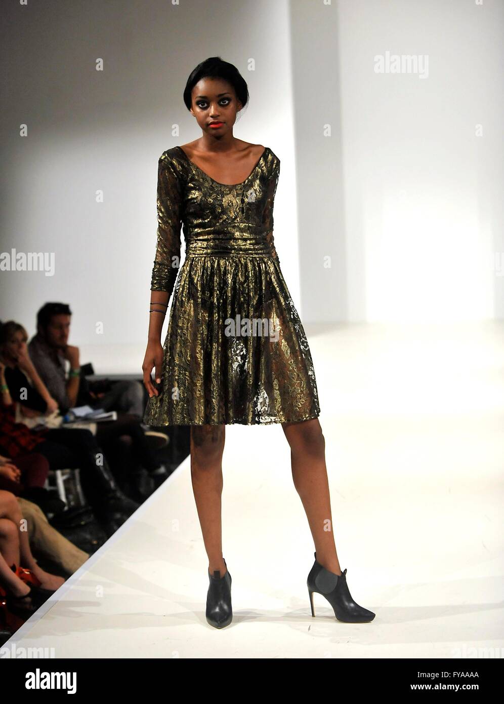 'Perla e Daisy Lowe la colonna sonora della loro vita a Goodwood Vintage. Presentazione di Pearl Lowe's Autunno 2010 vintage ispirato coll Foto Stock