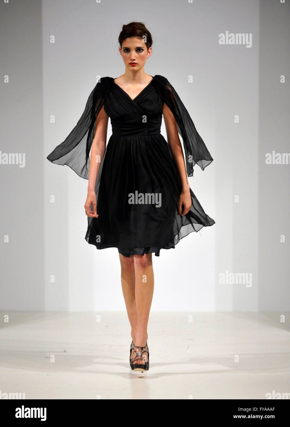 'Perla e Daisy Lowe la colonna sonora della loro vita a Goodwood Vintage. Presentazione di Pearl Lowe's Autunno 2010 vintage ispirato coll Foto Stock