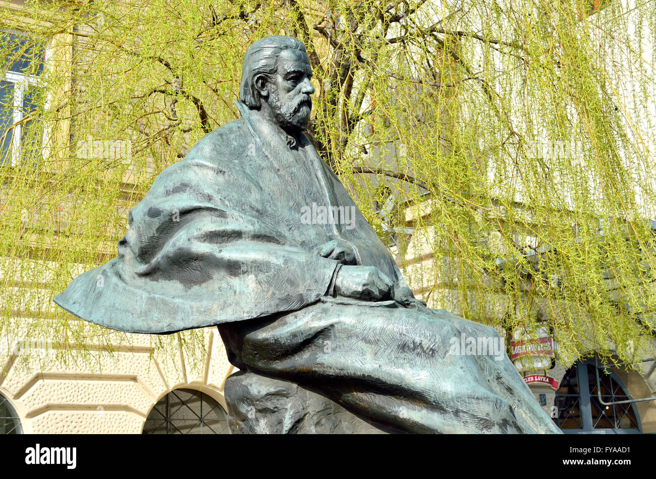 Praga, Repubblica Ceca. Statua di Bedrich Smetana (1824-84: compositore ceco) davanti al Museo Smetena, da Charles Bridge Foto Stock