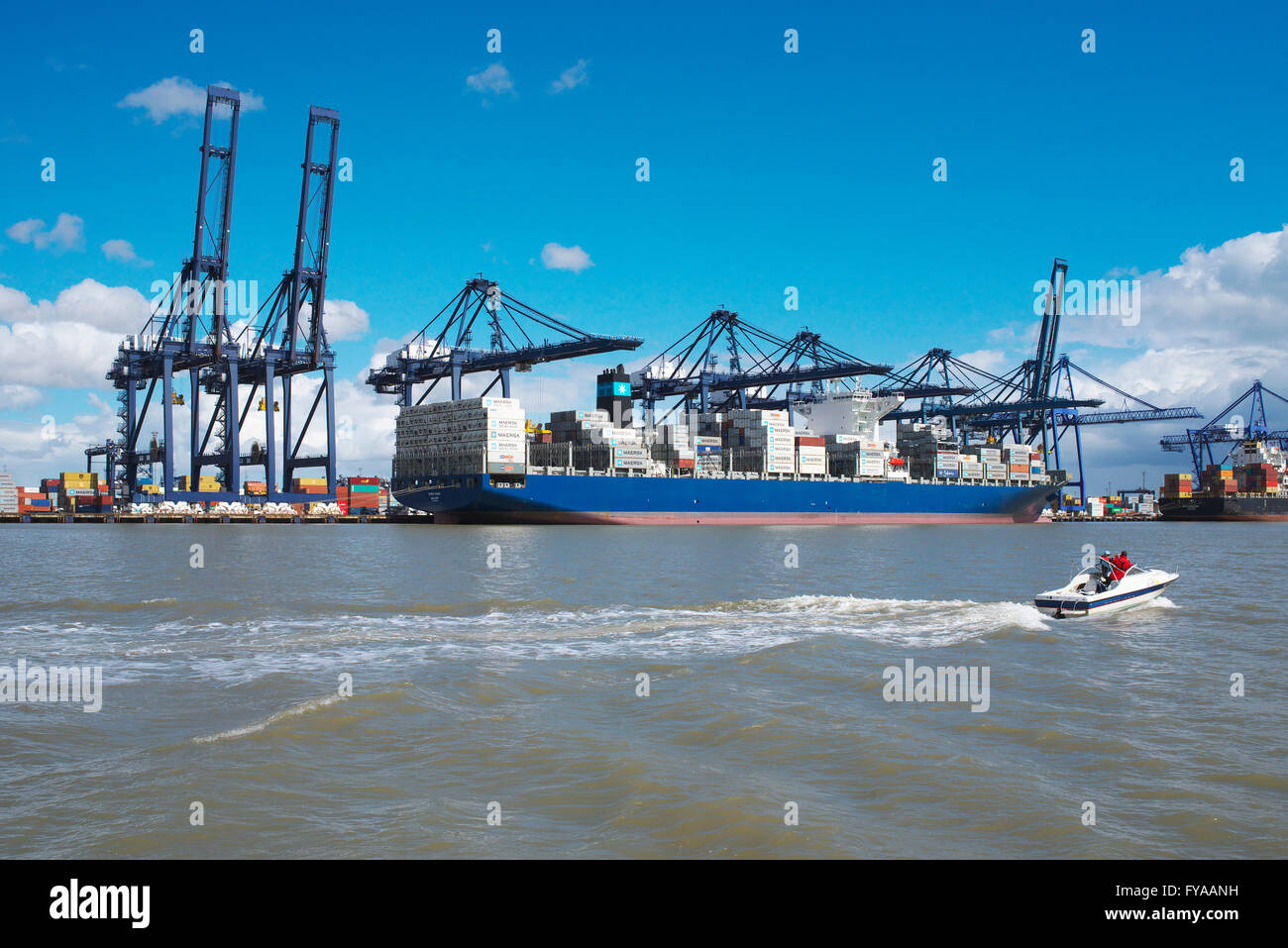 Le piccole imbarcazioni da diporto motori su Mare del Nord passato grandi navi container del porto di Felixstowe sulla costa di Suffolk NEL REGNO UNITO Foto Stock