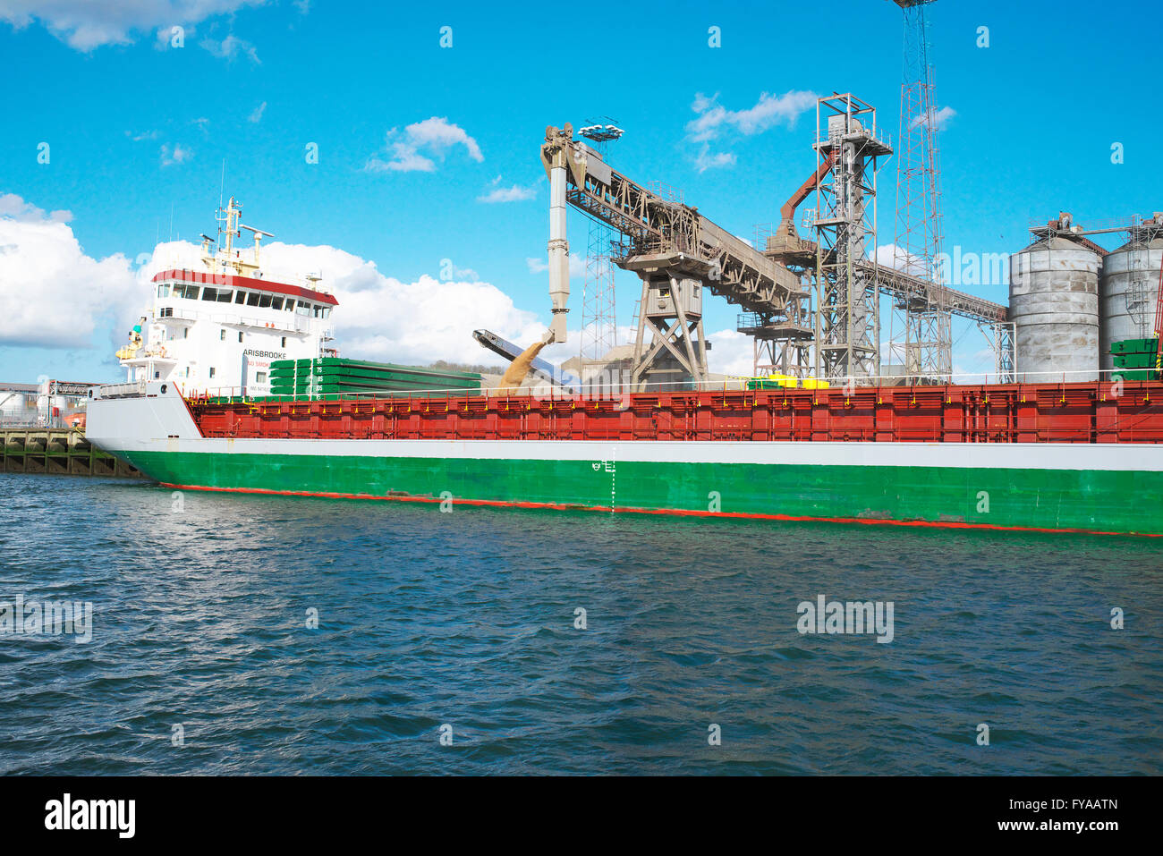 Nave portacontainer nel dock a Felixstowe, Regno Unito il più grande e il porto più trafficato, scarico delle merci, foto dal mare Foto Stock