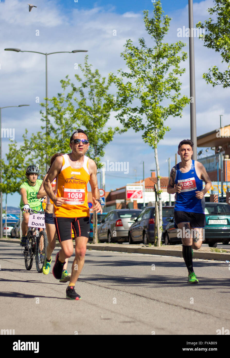 BADIA DEL VALLES, Barcelona, Spagna - 17 Aprile 2016: guide non identificato in pista durante il caso di ' La Cursa Badia 10K' Foto Stock