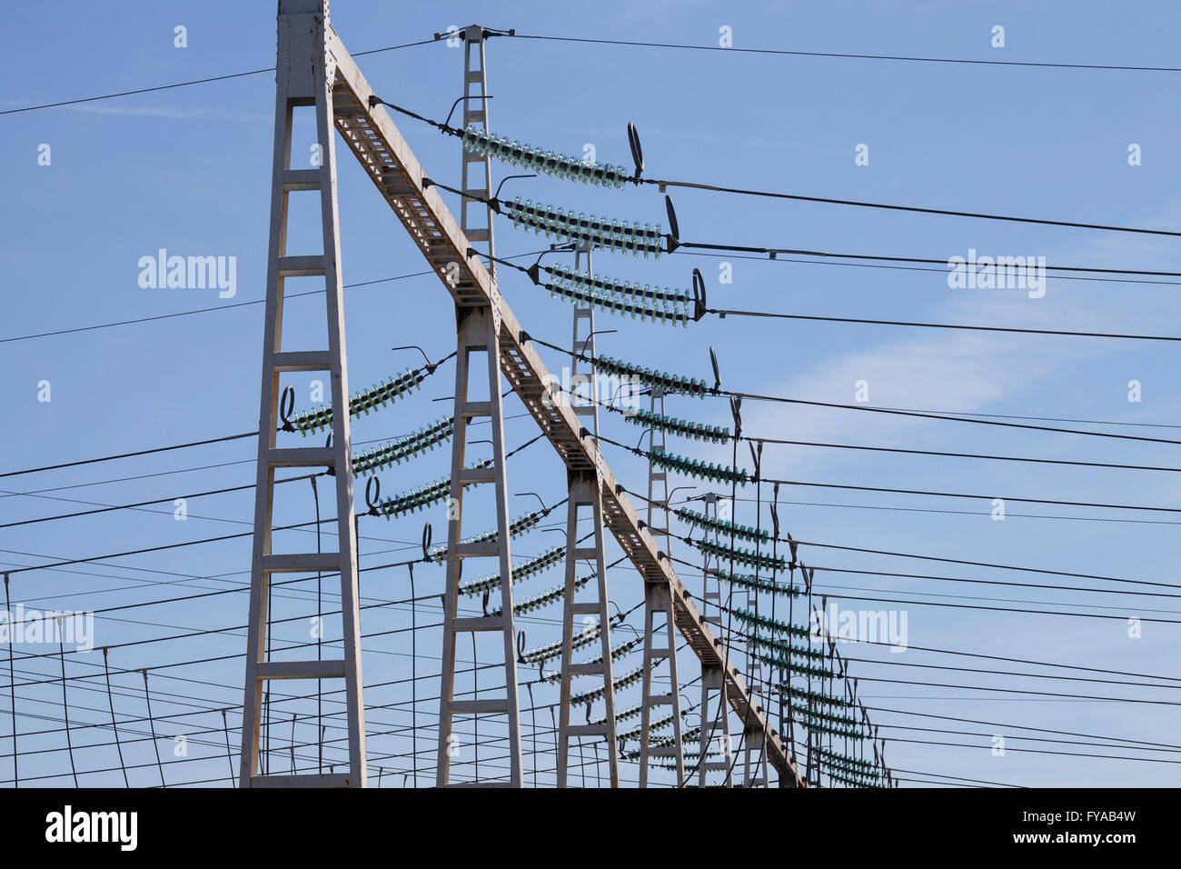 Tralicci di energia elettrica con linee elettriche ad alta tensione, sottostazione, Fessenheim, Alsazia, Francia Foto Stock