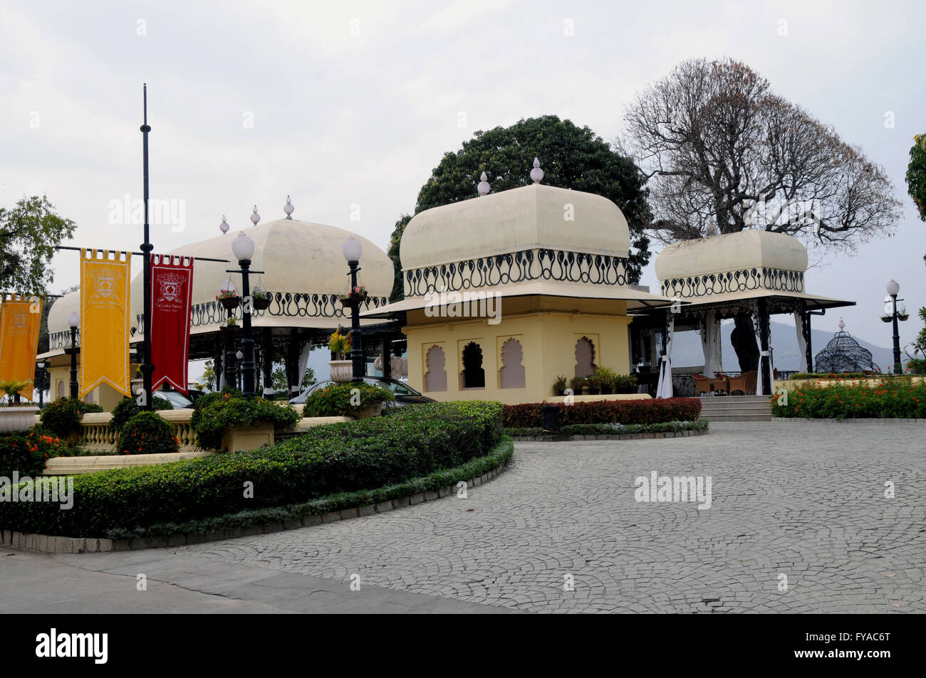 Gli ospiti che soggiornano presso il lago Taj Palace Hotel, Udaipur arriva a questo imponente jetty prima di essere traghettato nel loro hotel. Foto Stock