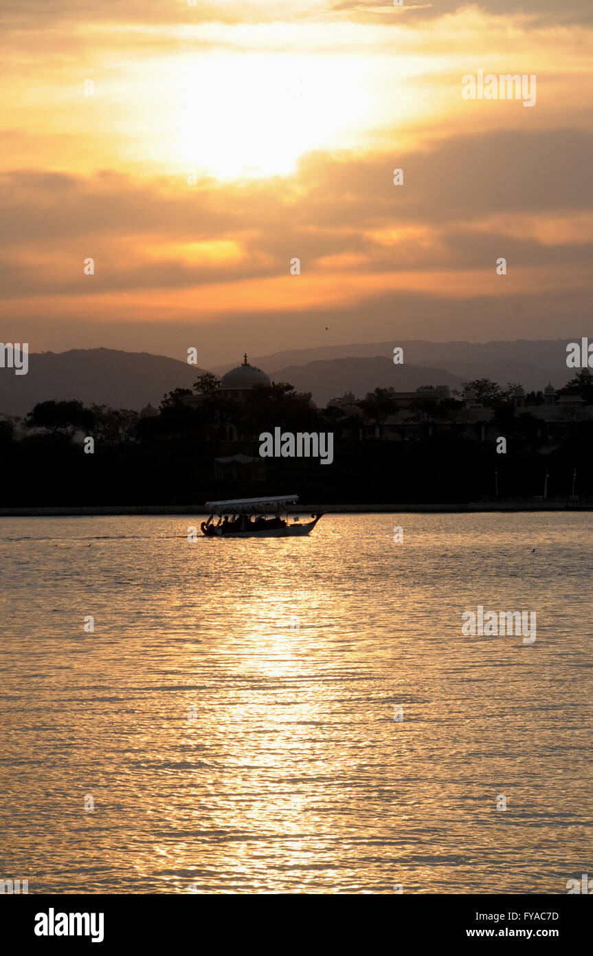 Tramonto sul lago Pichola in cui sorge la città di Udaipur nel Rajasthan, India settentrionale. Foto Stock