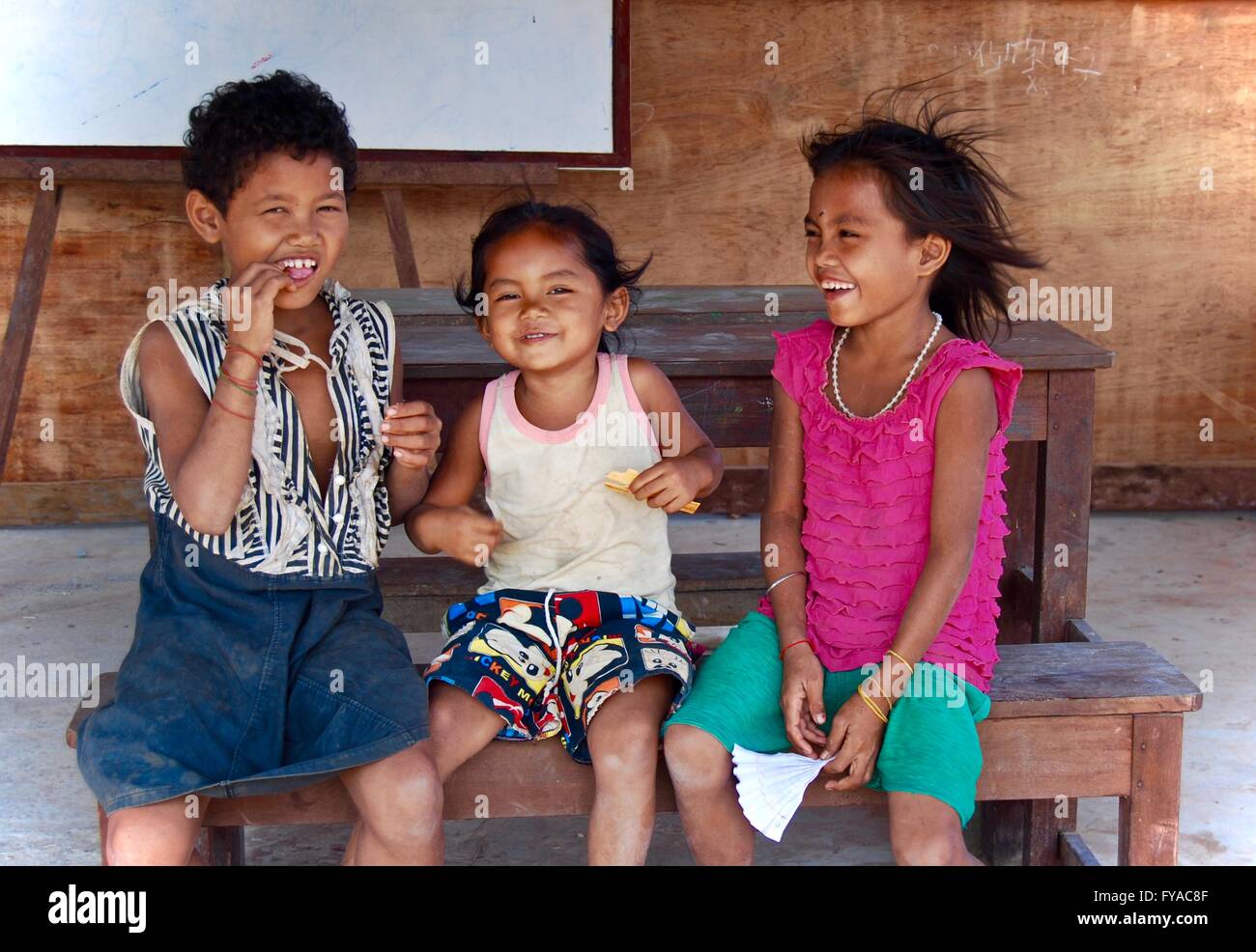 Ragazze cambogiano durante una pausa a scuola Foto Stock