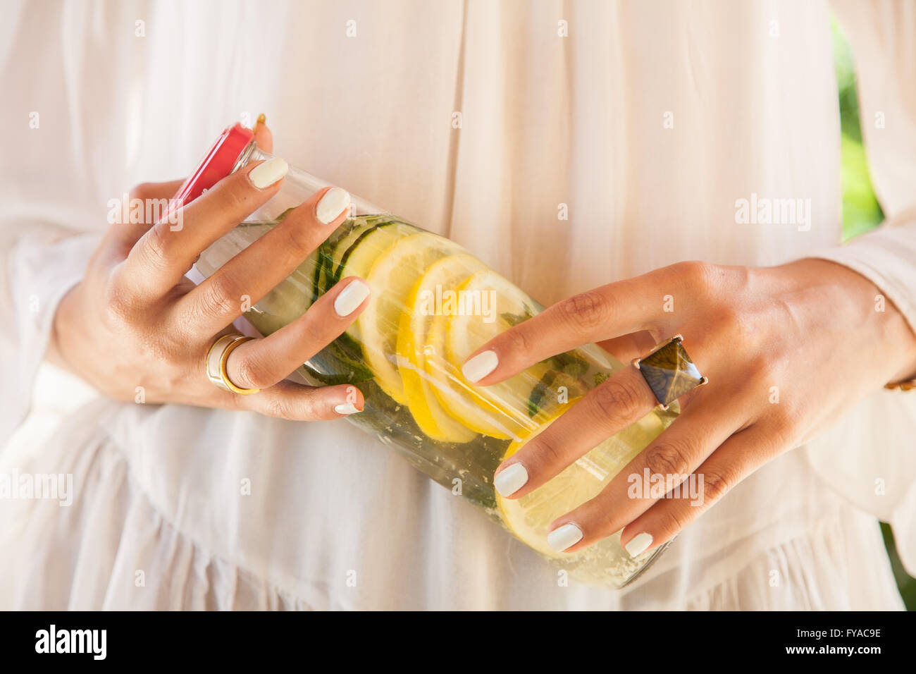 Estate frutta fresca aromatizzata infusa la miscela di acqua di cetriolo e limone Foto Stock