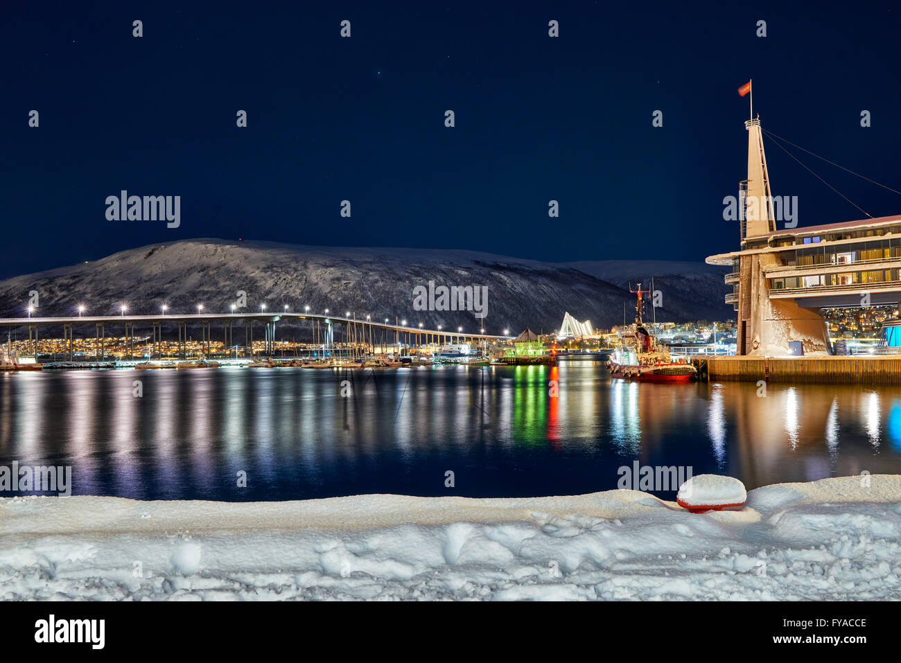 Night Shot di paesaggi innevati del porto e la Cattedrale Artica Tromsø, Troms, Norvegia, Europa Foto Stock