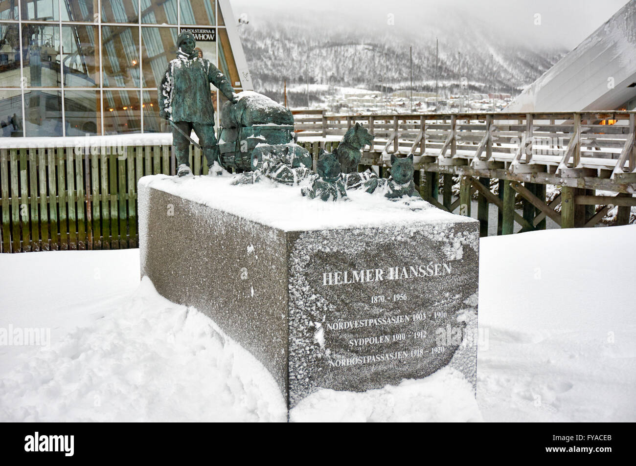 Coperte di neve memoriale di Arctic explorer Helmer Hanssen, Tromsø, Troms, Norvegia, Europa Foto Stock
